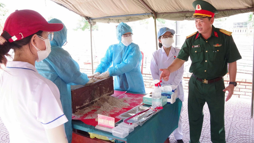 Đại tá Đinh Văn Hưng, Chính ủy Bộ Chỉ huy quân sự thành phố Đà Nẵng kiểm tra công tác lấy mẫu ADN. (Ảnh: QUANG CƯỜNG)