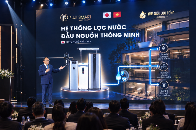 Đại diện doanh nghiệp thuyết trình giải pháp lọc nước tổng đầu nguồn Fuji Smart

