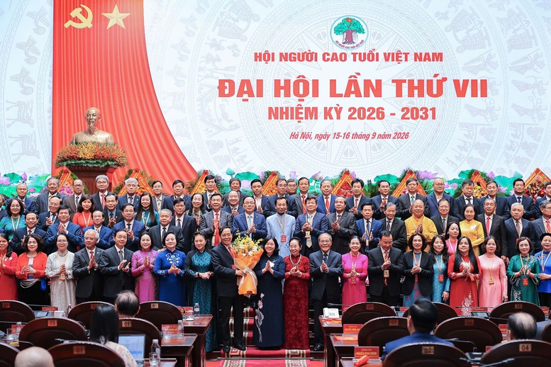 Bà Bùi Thị Minh Hoài, Ủy viên Bộ Chính trị, Bí thư Trung ương Đảng, Bí thư Đảng ủy MTTQ, các đoàn thể Trung ương, Chủ tịch Ủy ban Trung ương MTTQ Việt Nam và các đồng chí lãnh đạo, nguyên lãnh đạo Đảng, Nhà nước tặng hoa, chúc mừng Ban Chấp hành Hội Người cao tuổi Việt Nam khóa VII, nhiệm kỳ 2026 -2031 - Ảnh: chinhphu.vn/Toàn Thắng

