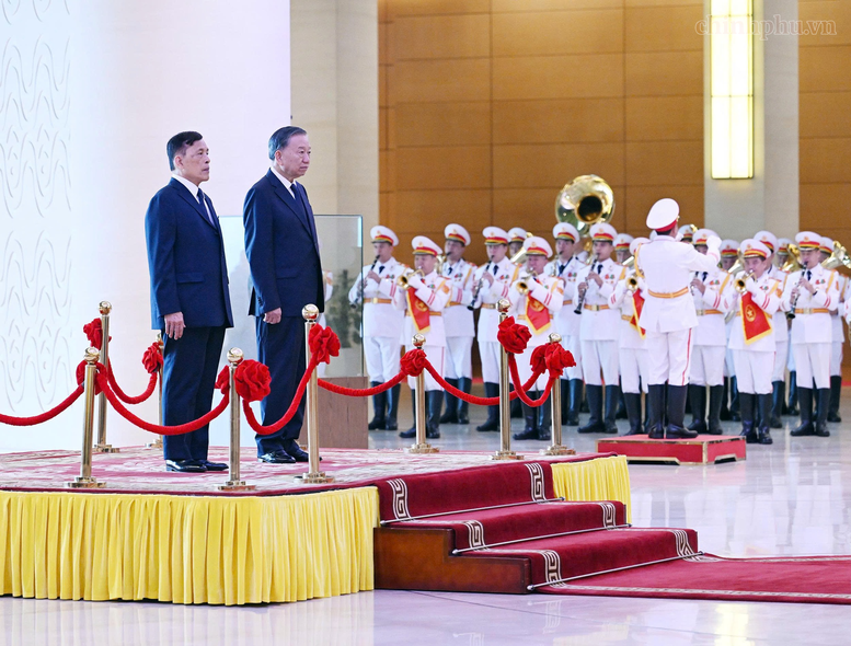 Tổng Bí thư, Chủ tịch nước Tô Lâm và Nhà vua Thái Lan Maha Vajiralongkorn Phra Vajiraklaochaoyuhua trên bục danh dự, thực hiện nghi lễ chào cờ - Ảnh: chinhphu.vn/Nhật Bắc

