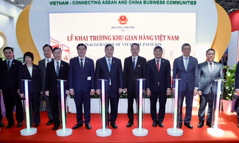Phó Thủ tướng Thường trực Phạm Gia Túc dự Lễ khai trương Khu gian hàng Việt Nam - Ảnh: chinhphu.vn/Phương Nguyên

