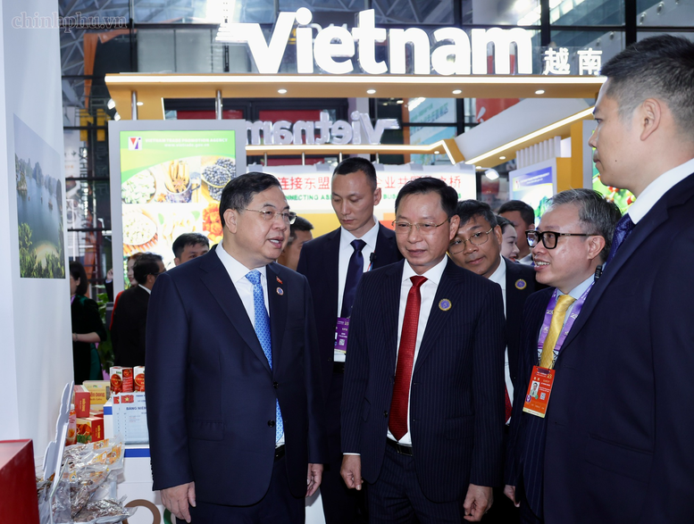 Phó Thủ tướng Thường trực Phạm Gia Túc trao đổi với các đơn vị khi đi thăm một số gian trưng bày của doanh nghiệp Việt Nam tại Hội chợ - Ảnh: chinhphu.vn/Phương Nguyên

