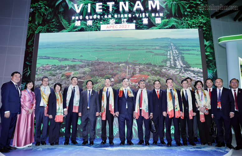 Phó Thủ tướng Thường trực Phạm Gia Túc cùng các đại biểu tại gian hàng của tỉnh An Giang - Ảnh: chinhphu.vn/Phương Nguyên

