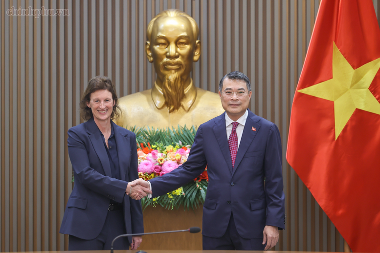 Thủ tướng Lê Minh Hưng tiếp bà Fiona Bassett, Tổng Giám đốc điều hành Tổ chức FTSE Russell - Ảnh: chinhphu.vn/Nhật Bắc