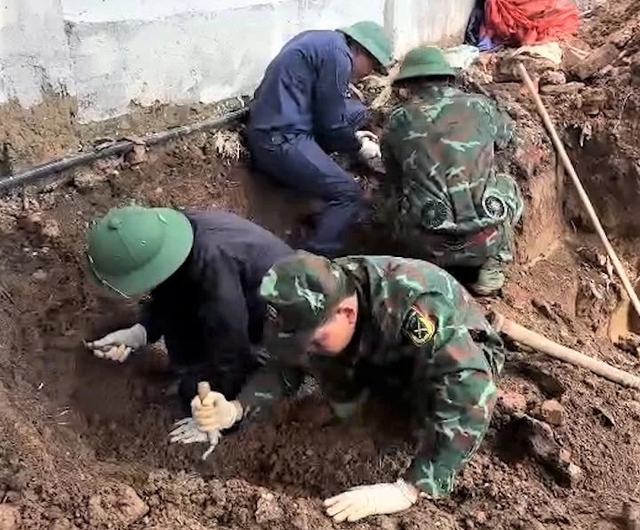 Lực lượng chức năng tổ chức tìm kiếm hài cốt liệt sĩ tại phường Quảng Trị.

ẢNH: ĐỘI TÌM KIẾM, QUY TẬP HÀI CỐT LIỆT SĨ SỐ 2

