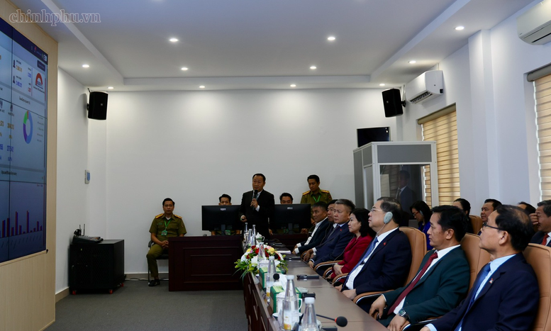 Phó Thủ tướng Thường trực Phạm Gia Túc nghe giới thiệu về dự án xây dựng Hệ thống quản lý dân cư và căn cước công dân tại Lào - Ảnh: chinhphu.vn/Phương Nguyên