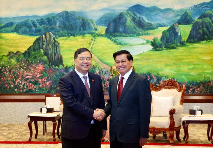 Phó Thủ tướng Thường trực Phạm Gia Túc chào Tổng Bí thư, Chủ tịch nước và Thủ tướng Lào