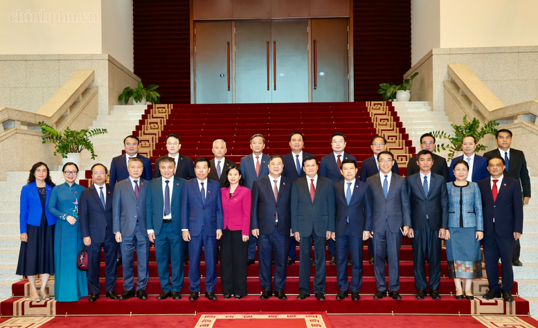 Phó Thủ tướng Thường trực Phạm Gia Túc và Tổng Bí thư, Chủ tịch nước Lào Thongloun Sisoulith chụp ảnh lưu niệm cùng các đại biểu- Ảnh: chinhphu.vn/Phương Nguyên