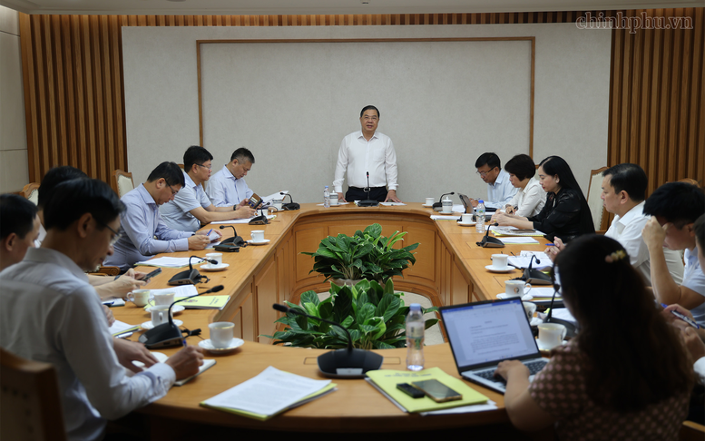 Phó Thủ tướng Thường trực yêu cầu Bộ Công an và các cơ quan khẩn trương hoàn thiện dự thảo trên cơ sở các ý kiến đã thống nhất tại cuộc họp, không phát sinh thêm quy trình, thủ tục không cần thiết - Ảnh: chinhphu.vn/Phương Nguyên