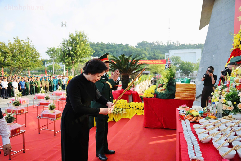 Phó Thủ tướng Phạm Thị Thanh Trà dâng hương tưởng niệm các anh hùng liệt sĩ - Ảnh: chinhphu.vn/Thu Giang

