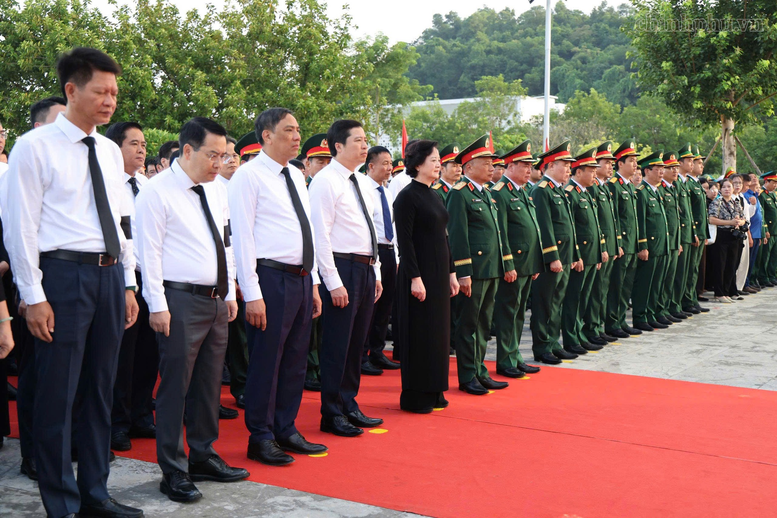 Phó Thủ tướng Phạm Thị Thanh Trà cùng các đại biểu tưởng niệm các anh hùng liệt sĩ - Ảnh: chinhphu.vn/Thu Giang

