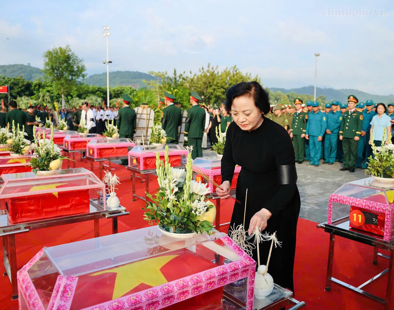 Phó Thủ tướng Phạm Thị Thanh Trà dâng hương hài cốt các anh hùng liệt sĩ - Ảnh: chinhphu.vn/Thu Giang

