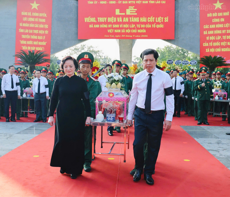 Phó Thủ tướng Phạm Thị Thanh Trà và Bí thư Tỉnh ủy Lào Cai Dương Quốc Huy di chuyển hài cốt liệt sĩ đến nơi an táng - Ảnh: chinhphu.vn/Thu Giang

