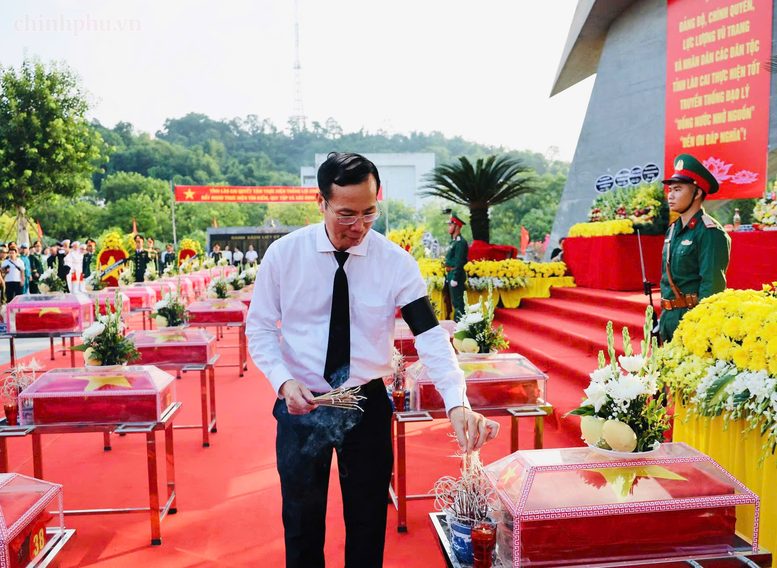 Phó Chủ nhiệm Văn phòng Chính phủ Đỗ Ngọc Huỳnh dâng hương hài cốt các anh hùng liệt sĩ - Ảnh: chinhphu.vn/Thu Giang


