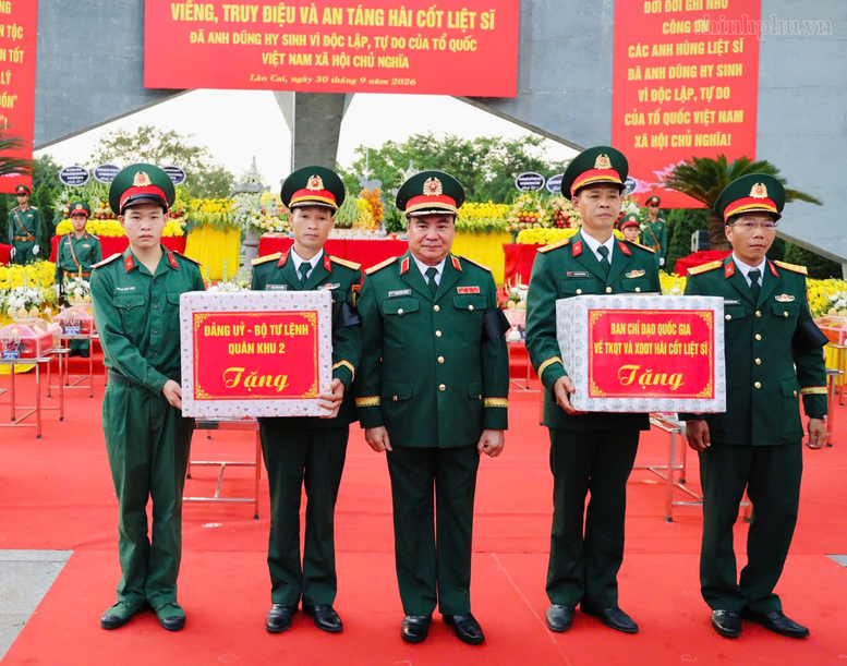Trung tướng Phạm Đức Duyên, Bí thư Đảng ủy, Chính ủy Quân khu 2 tặng quà Đội tìm kiếm, quy tập hài cốt liệt sĩ - Ảnh: chinhphu.vn/Thu Giang

