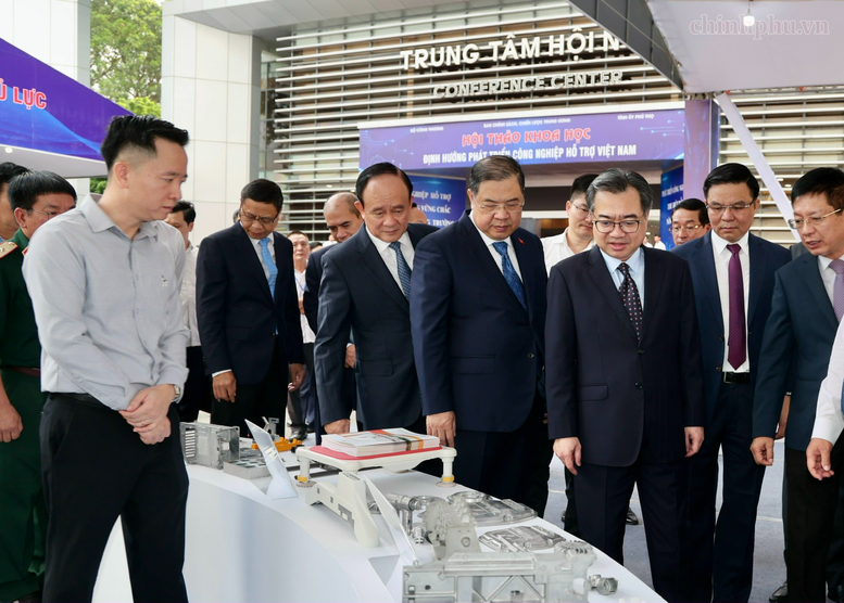 Trưởng ban Chính sách, chiến lược Trung ương Nguyễn Thanh Nghị, Phó Thủ tướng Thường trực Chính phủ Phạm Gia Túc và các đại biểu tham quan gian trưng bày sản phẩm tại hội thảo - Ảnh: chinhphu.vn/Phương Nguyên

