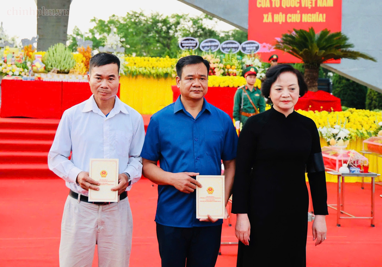 Phó Thủ tướng Phạm Thị Thanh Trà tặng quà thân nhân các liệt sĩ - Ảnh: chinhphu.vn/Thu Giang

