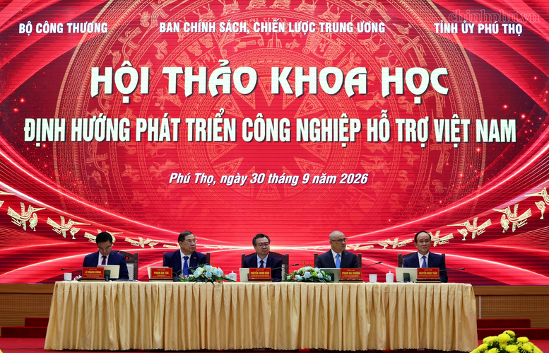 Trưởng Ban Chính sách, chiến lược Trung ương Nguyễn Thanh Nghị, Phó Thủ tướng Thường trực Chính phủ Phạm Gia Túc cùng các đồng chí chủ trì Hội thảo - Ảnh: chinhphu.vn/Phương Nguyên

