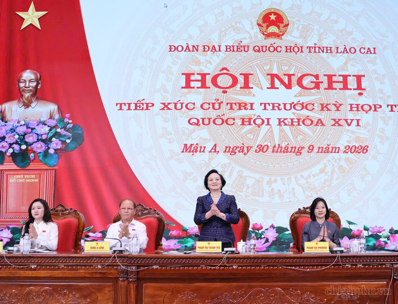 Phó Thủ tướng Phạm Thị Thanh Trà cùng các đại biểu Quốc hội tỉnh Lào Cai tiếp xúc cử tri - Ảnh: chinhphu.vn/Thu Giang

