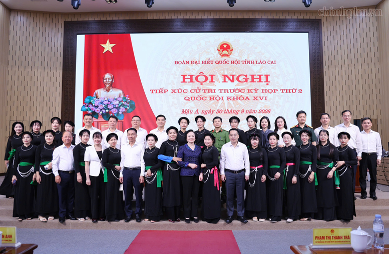 Phó Thủ tướng Phạm Thị Thanh Trà cùng các đại biểu chụp ảnh cùng cử tri tỉnh Lào Cai - Ảnh: chinhphu.vn/Thu Giang

