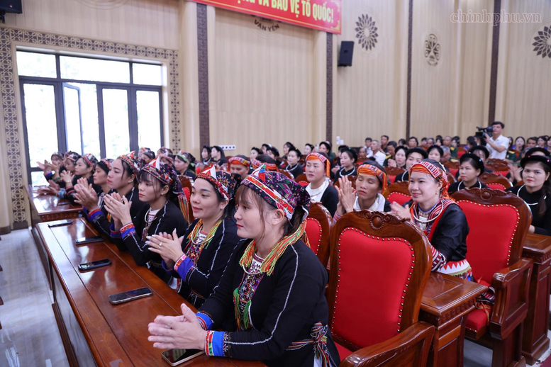 Cử tri tỉnh Lào Cai tham dự buổi tiếp xúc - Ảnh: chinhphu.vn/Thu Giang

