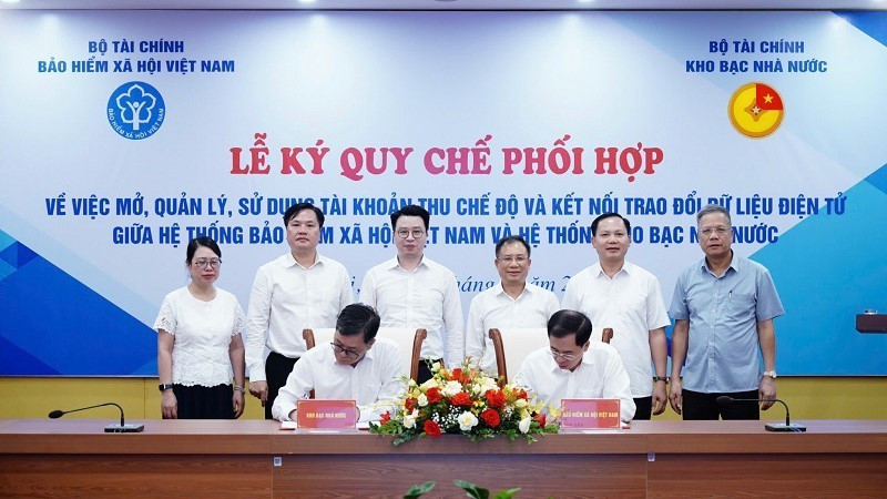 Bảo hiểm xã hội Việt Nam và Kho bạc Nhà nước ký kết Quy chế phối hợp về việc mở, quản lý, sử dụng tài khoản thu chế độ và kết nối trao đổi dữ liệu điện tử giữa 2 hệ thống, ngày 4/8/2026, tại Hà Nội. (Ảnh BTC)
