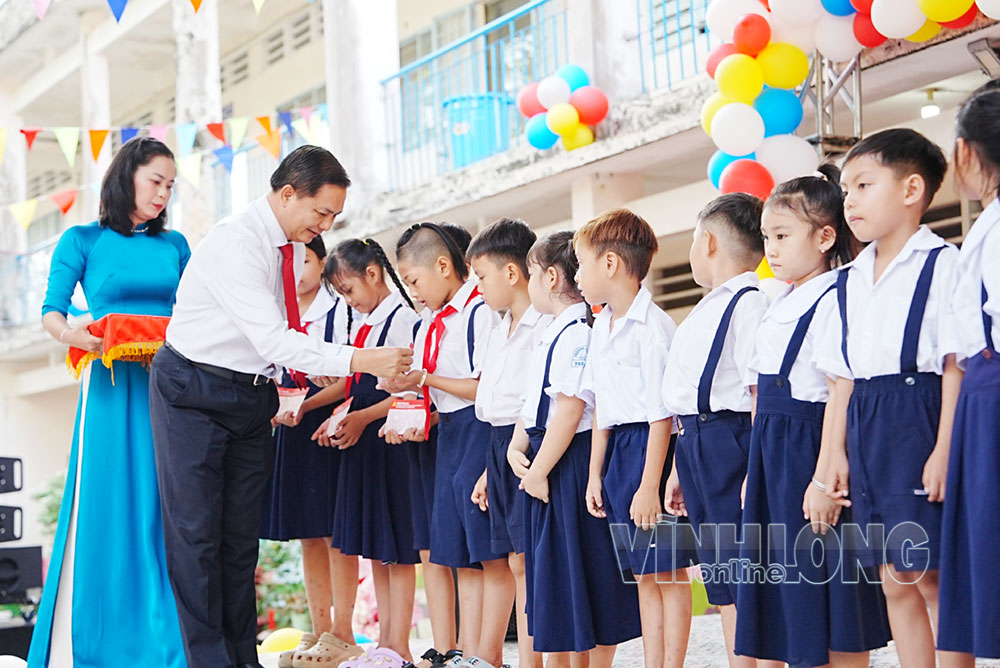 Bí thư Tỉnh ủy Trần Văn Lâu tặng quà cho học sinh có hoàn cảnh khó khăn.