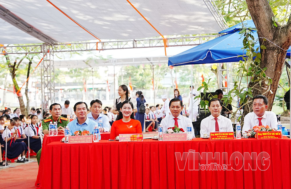 Bí thư Tỉnh ủy Trần Văn Lâu chung vui ngày khai giảng cùng tập thể giáo viên học sinh Trường Tiểu học Trà Ôn.