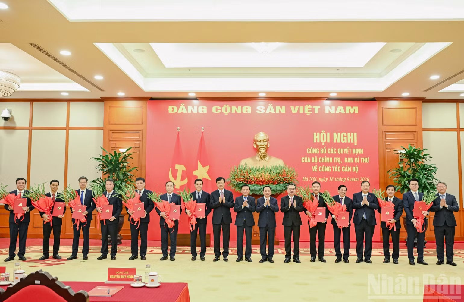 Thường trực Ban Bí thư Trần Cẩm Tú và các đồng chí lãnh đạo Đảng, Nhà nước trao quyết định và tặng hoa chúc mừng các đồng chí được phân công, điều động vừa nhận Quyết định. (Ảnh: DUY LINH)