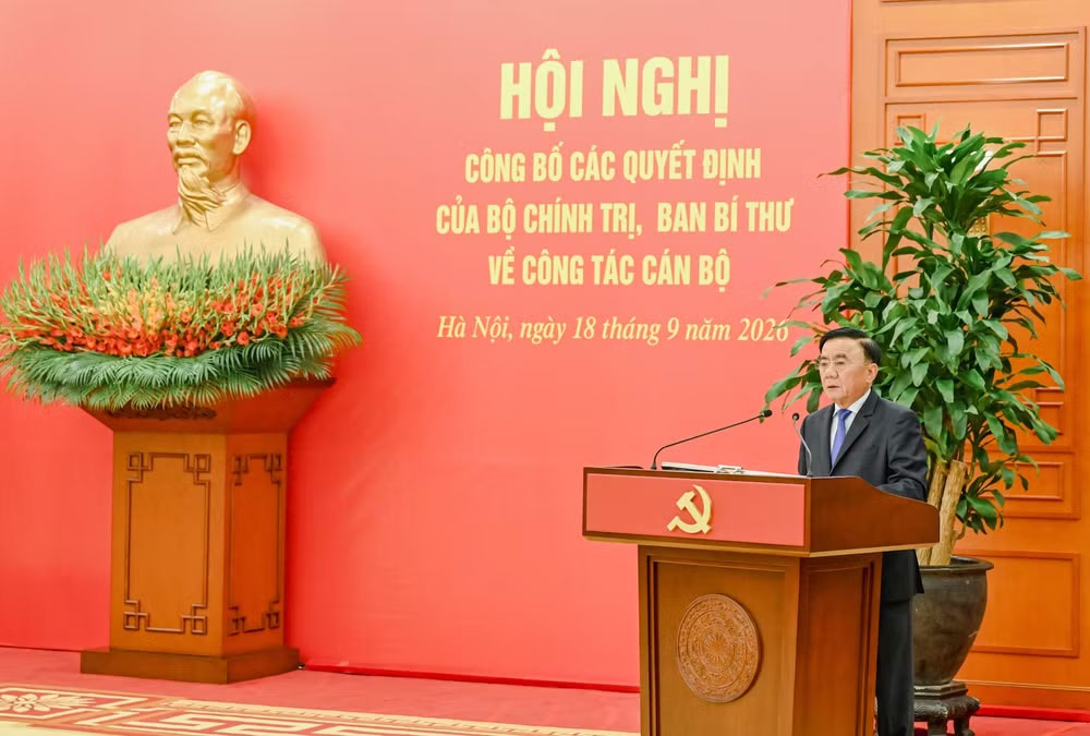 Thường trực Ban Bí thư Trần Cẩm Tú phát biểu chúc mừng và giao nhiệm vụ cho các đồng chí được phân công, điều động đảm nhiệm vị trí công tác mới. (Ảnh: DUY LINH)