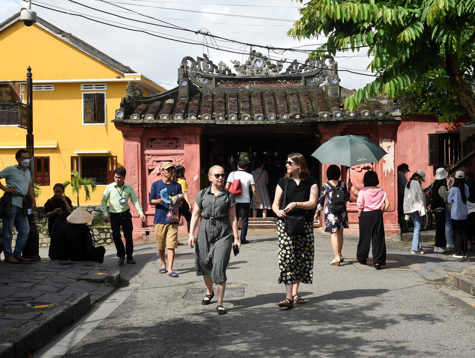 Du khách tham quan phố cổ Hội An, thành phố Đà Nẵng. (Ảnh: KHÁNH AN)