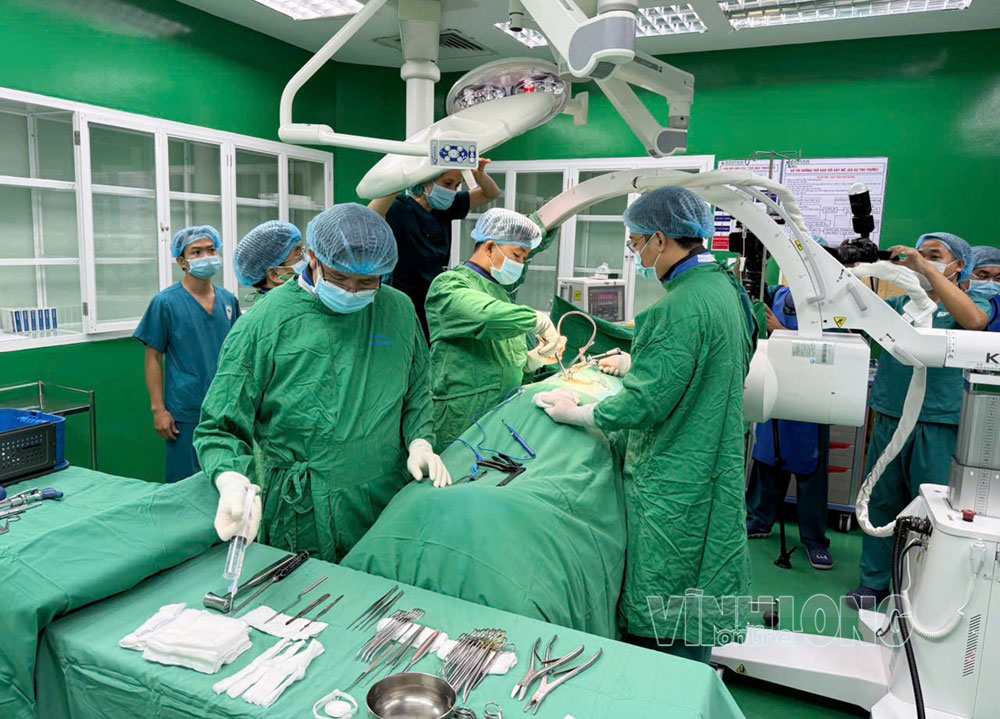 Các chuyên gia Bệnh viện Chợ Rẫy phối hợp với ê-kíp Bệnh viện Nguyễn Đình Chiểu thực hiện mổ thị phạm kỹ thuật bắt vít qua da