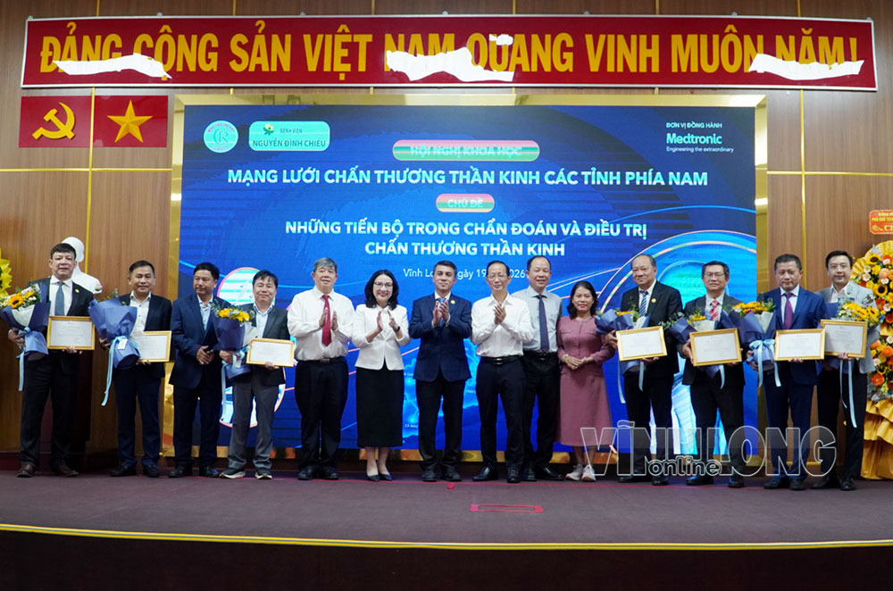 Báo cáo viên nhận hoa cảm ơn từ Ban tổ chức.
