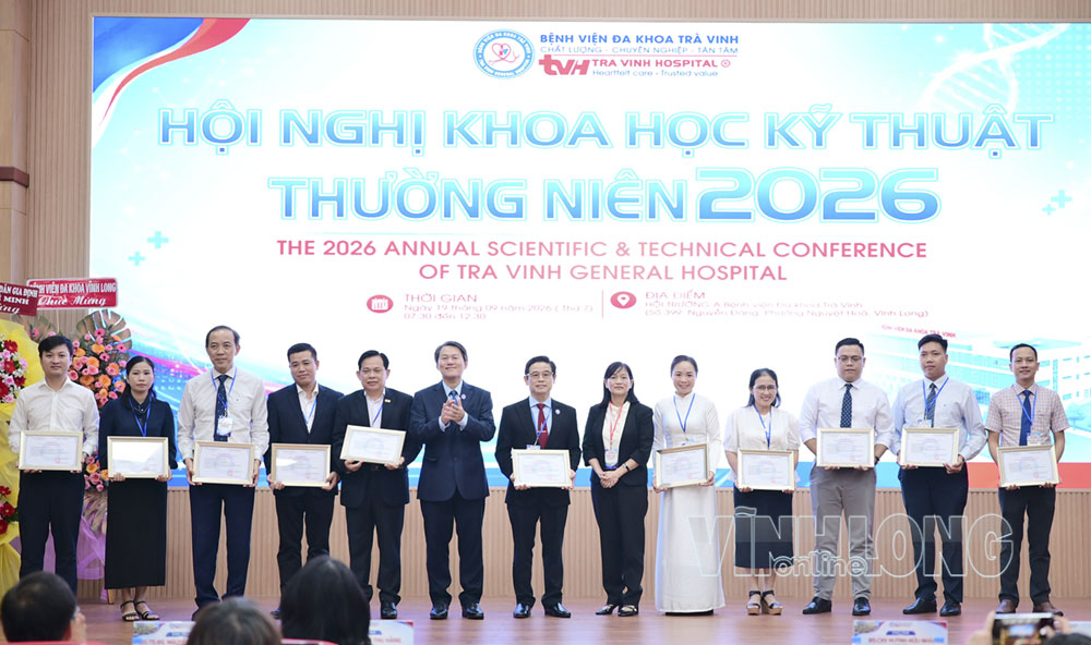 BS Chuyên khoa II Huỳnh Hữu Nhân - Giám đốc BVĐK Trà Vinh và BS Chuyên khoa II Diệp Duyên Anh - Phó Giám đốc BVĐK Trà Vinh trao giấy chứng nhận đào tạo Y khoa liên tục (CME) và thư cám ơn đến báo cáo viên.
