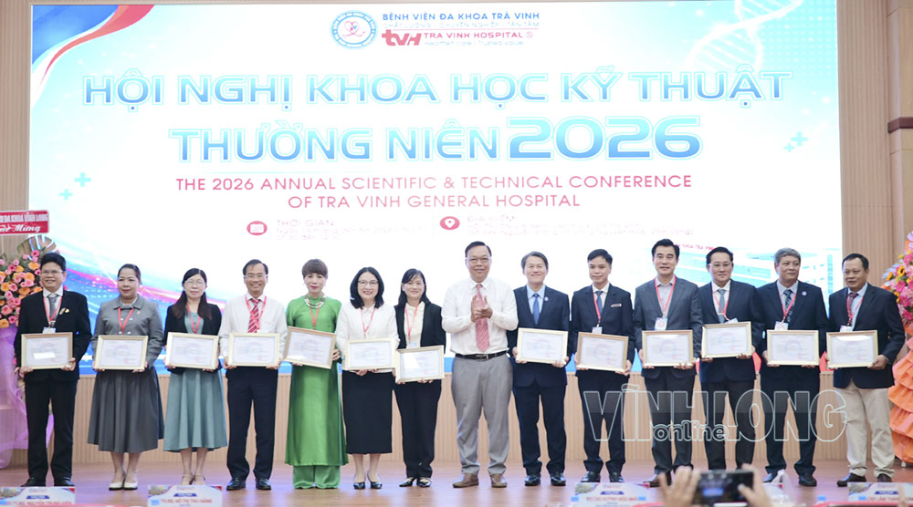 BS Chuyên khoa II Nguyễn Hữu Phước - Phó Giám đốc Sở Y tế trao trao giấy chứng nhận đào tạo Y khoa liên tục (CME) và thư cám ơn đến chủ toạ hội nghị.