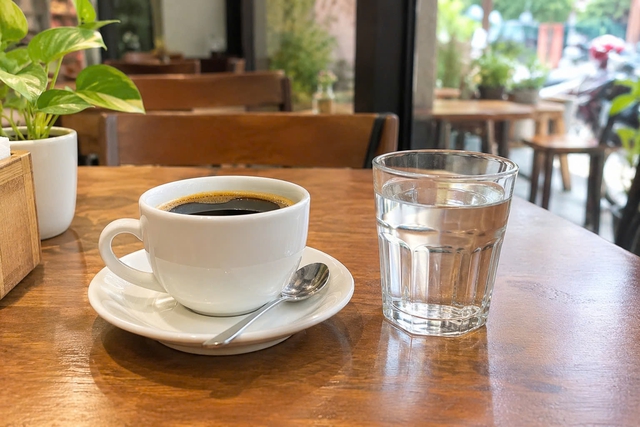 Cà phê không đường, nước lọc là những thức uống tốt cho thận. Ảnh: N.Vy tạo từ AI