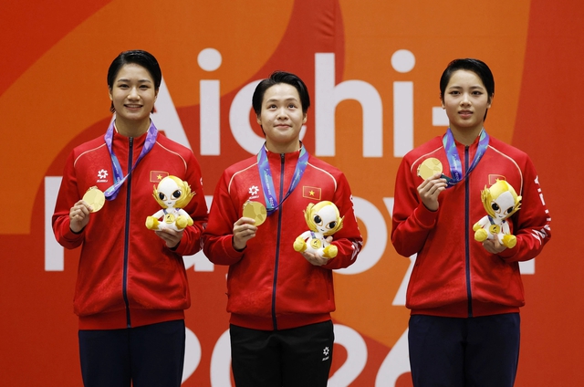 Các cô gái karate Việt Nam trên bục nhận HCV ASIAD 20.

ẢNH: REUTERS

