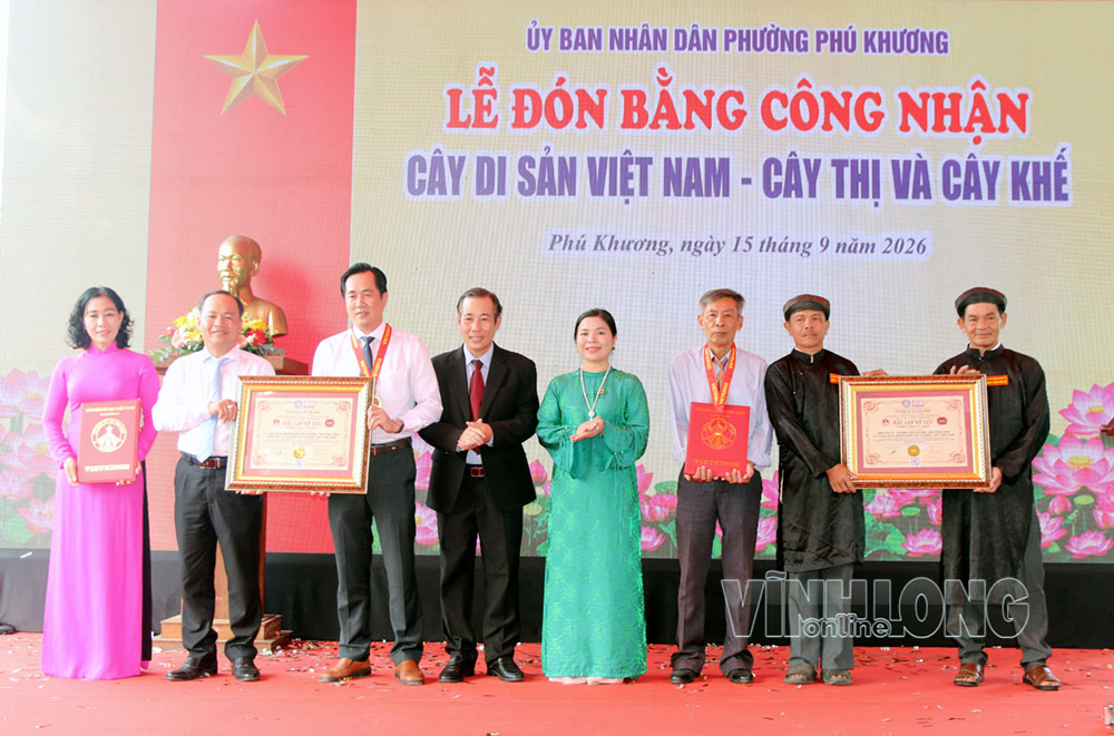Lãnh đạo phường Phú Khương và Ban Quản lý Đình Phú Tự tiếp nhận Quyết định, Bằng xác lập Kỷ lục Việt Nam đối với cây Bạch Mai.