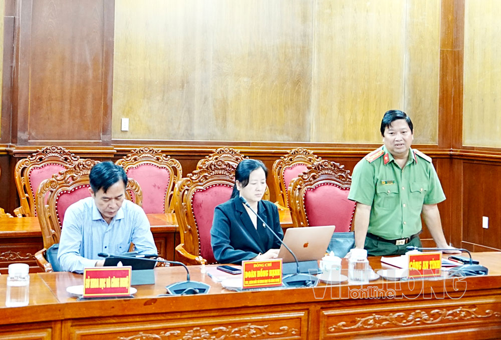 Đại tá Trần Quốc Phục- Phó Giám đốc Công an tỉnh phát biểu tại cuộc họp.
