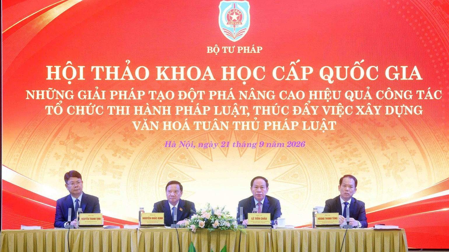 Các đồng chí chủ trì hội thảo. (Ảnh: TL)