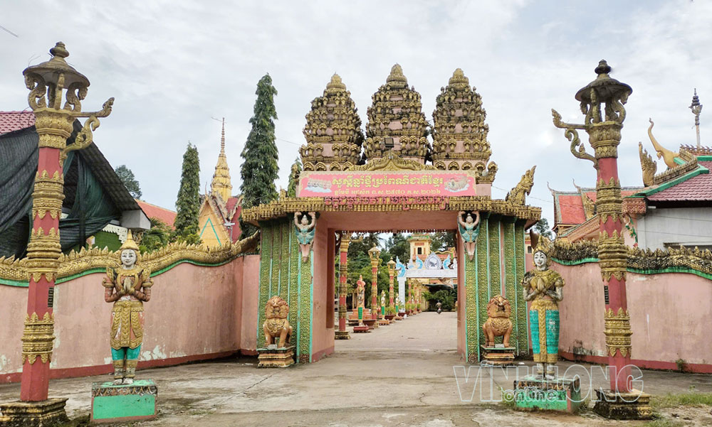 Cổng chùa Chrôi Tansa, Di tích lịch sử cấp tỉnh, nơi ghi dấu nhiều hoạt động cách mạng trong thời kỳ kháng chiến, nay được trùng tu, tôn tạo khang trang.
