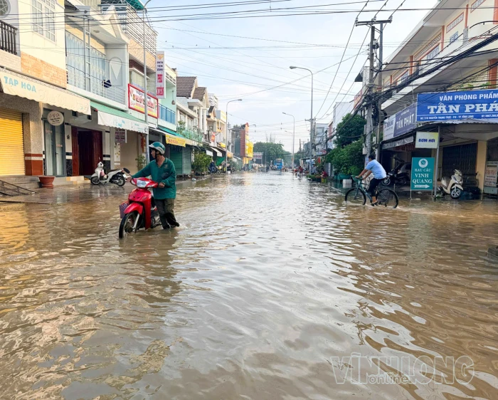 Người dân Vĩnh Long bì bõm trong triều cường