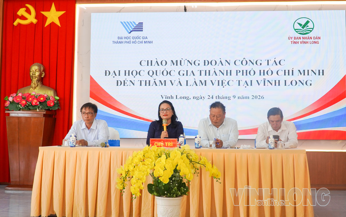 Đại biểu chủ trì chương trình làm việc giữa đoàn công tác của Đại học Quốc gia TP. Hồ Chí Minh và lãnh đạo UBND xã Lương Hòa.