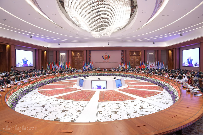 Phiên thảo luận Hội nghị thượng đỉnh BRICS lần thứ 18 với chủ đề Tự cường, đổi mới sáng tạo, hợp tác và phát triển bền vững: Định hình tương lai tăng trưởng bao trùm toàn cầu - Ảnh: chinhphu.vn/Nhật Bắc