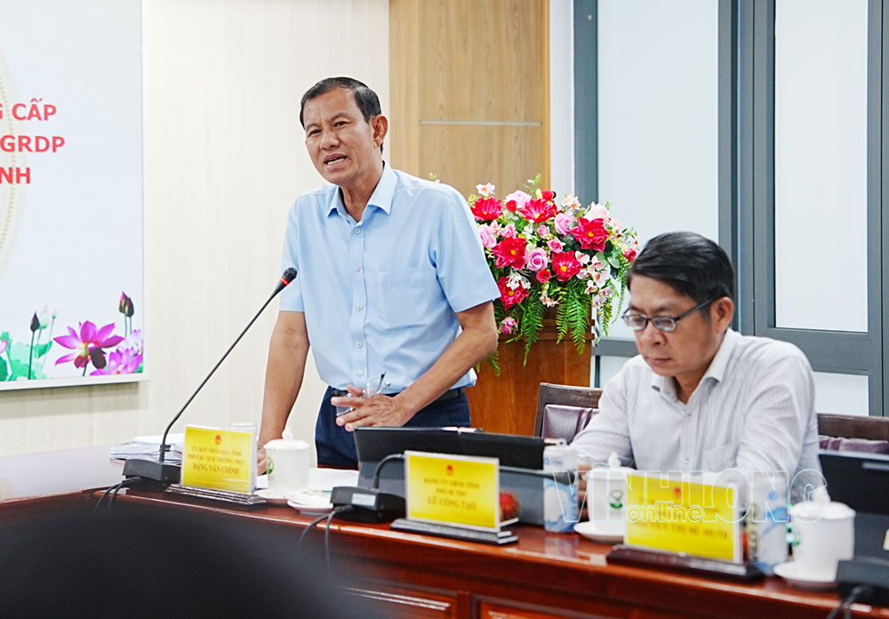 Đồng chí Đặng Văn Chính - Ủy viên Ban Thường vụ Tỉnh ủy, Phó Chủ tịch Thường trực UBND tỉnh góp ý.