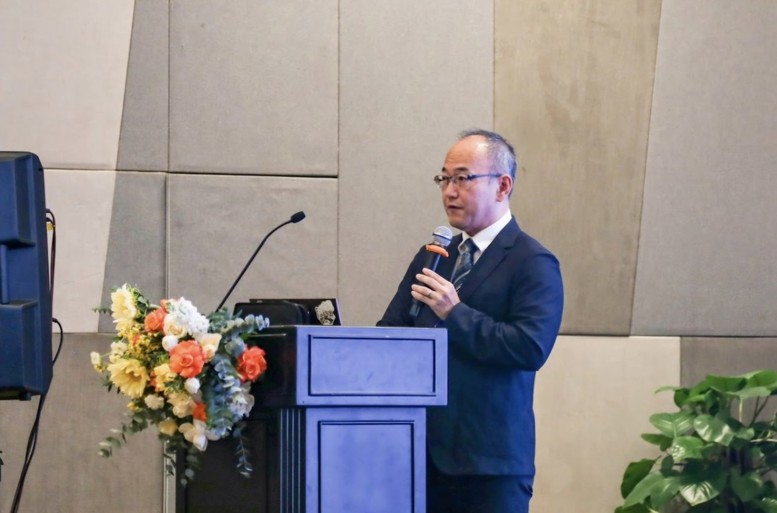 GS. Tsutomu Araki đề cập đến tiềm năng của các chất bán dẫn hợp chất trong những công nghệ - Ảnh: chinhphu.vn/Thu Trang

