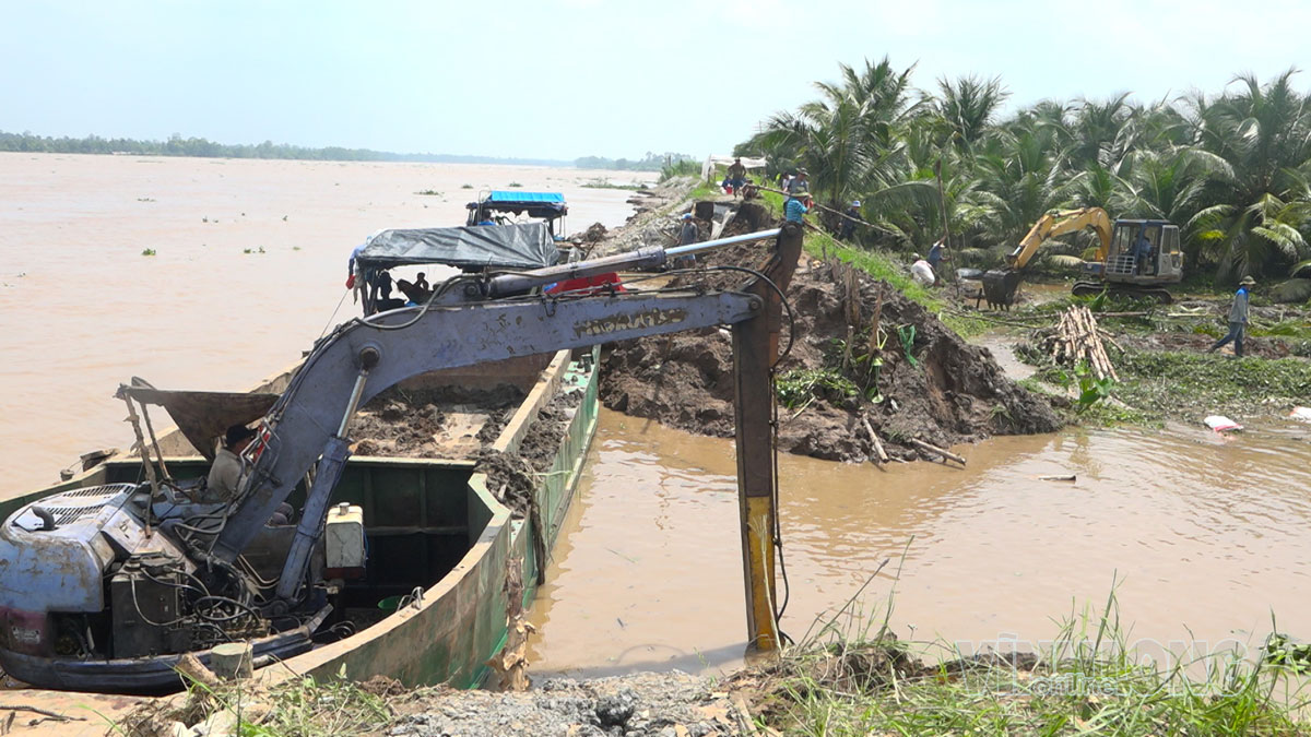 Huy động phương tiện và lực lượng khắc phục sự cố.