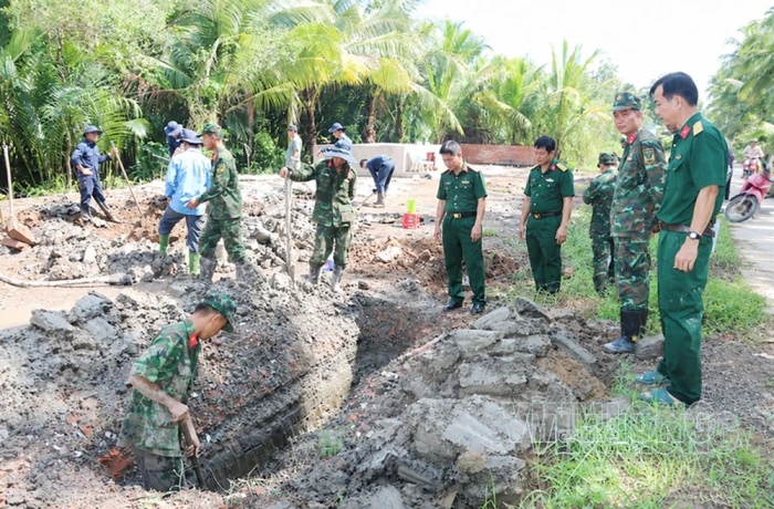 Thăm, động viên lực lượng đang tìm kiếm, quy tập hài cốt liệt sĩ tại xã Đồng Khởi
