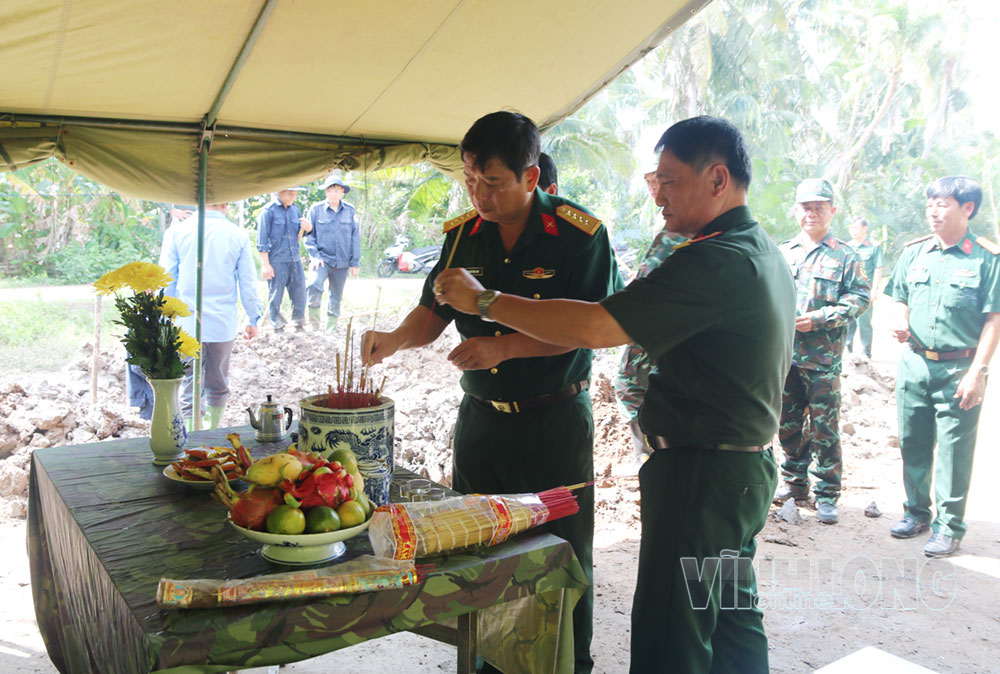 Lãnh đạo Quân khu 9, Bộ Chỉ huy Quân sự tỉnh thắp hương tưởng niệm các liệt sĩ.