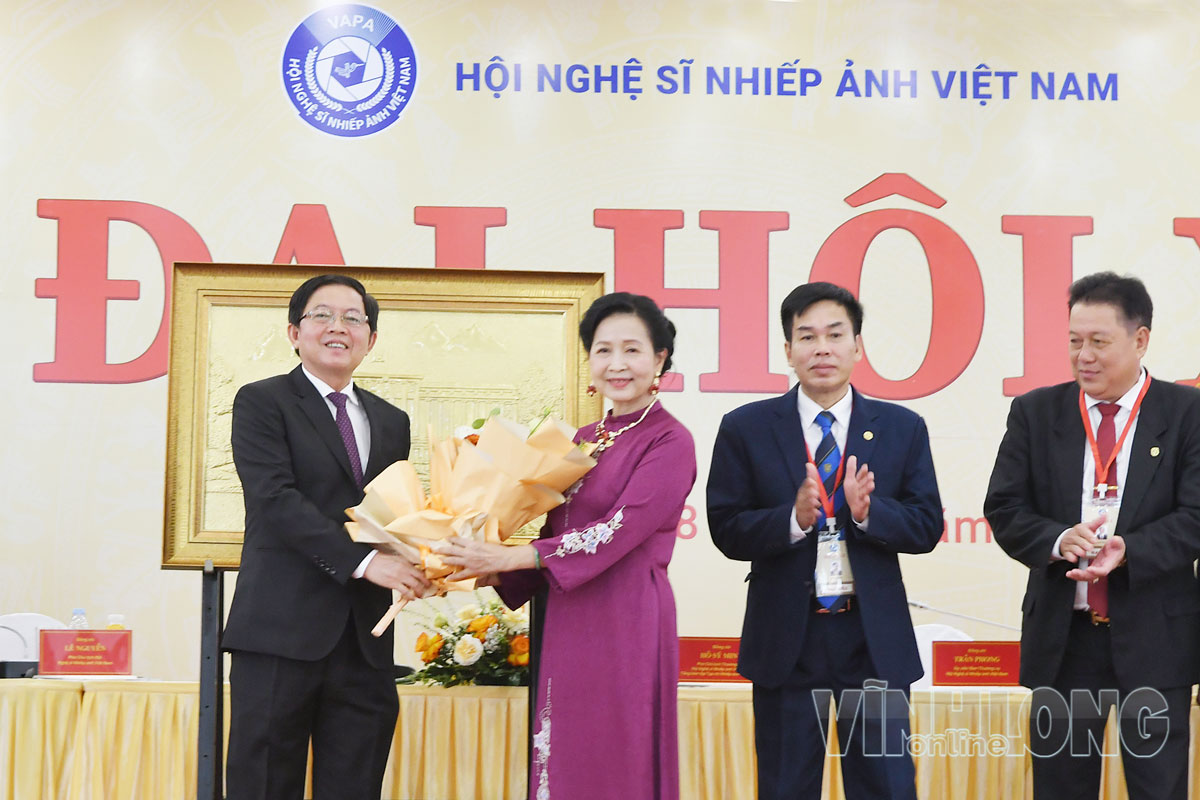 Phó Thủ tướng Chính phủ Hồ Quốc Dũng (bên trái) tặng hoa chúc mừng Ban Chấp hành khóa X Hội NSNA Việt Nam.